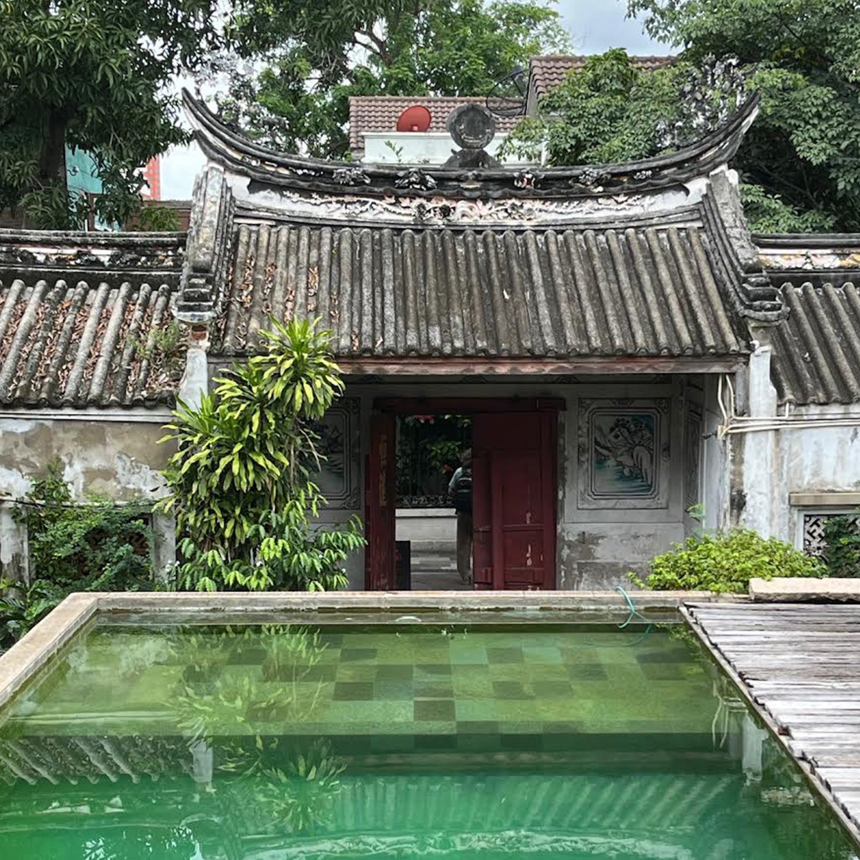 Historic Chinese courtyard and gate in Bangkok’s Chinatown, visit cultural landmarks with TukMe Tuk Tuk tours