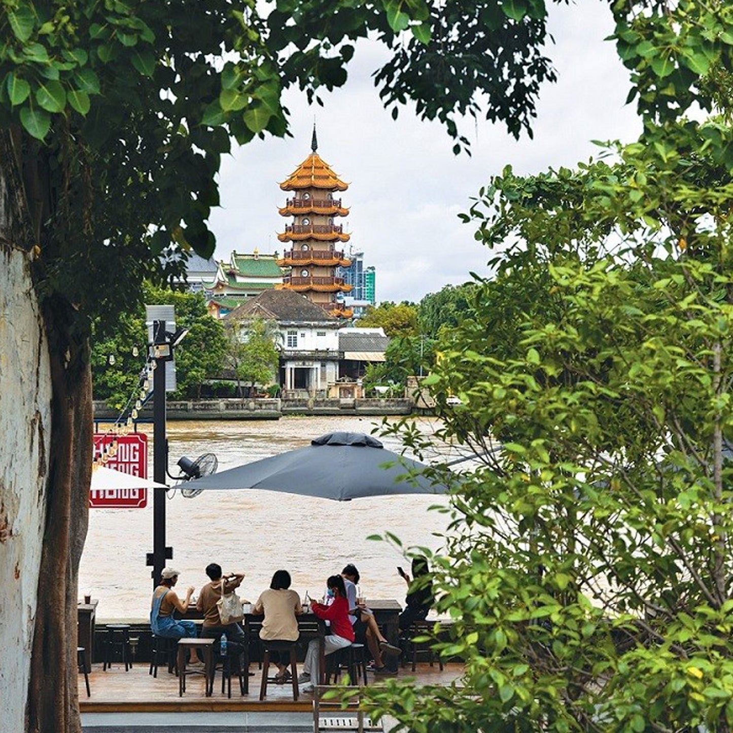 Scenic riverside cafe in Bangkok’s Chinatown with pagoda view, local food and TukMe Tuk Tuk tours