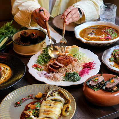Shared spread of Michelin-recommended Thai street food on a TUK ME Bangkok Chinatown food tour